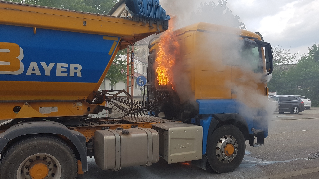 LKW in Flammen